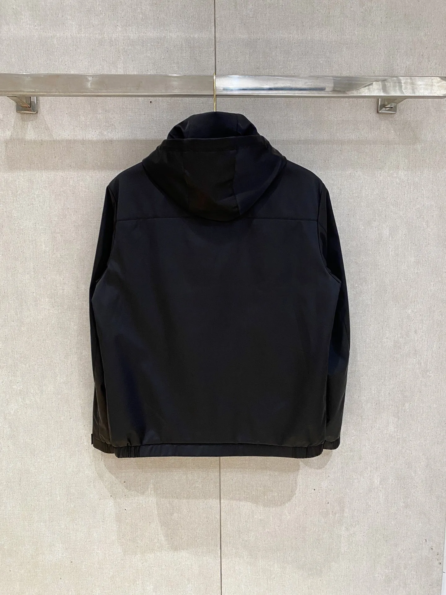 Moncler ✅ ， ， ， ， ， ， 。 ✅ ， ， ， ， ； ， 。 ✅ Classic ， Moncler ， ； ， ， 。 ： Khaki、Navy Blue、Black。 ✅ ， 、 。 T 、 ， 。 Sizes：M-4XL